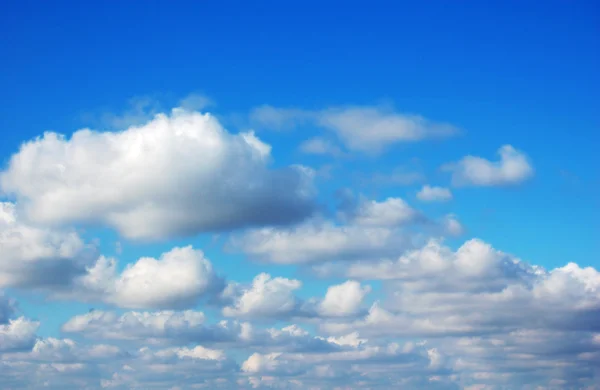 蓬松在蓝蓝的天空上的云彩 — 图库照片