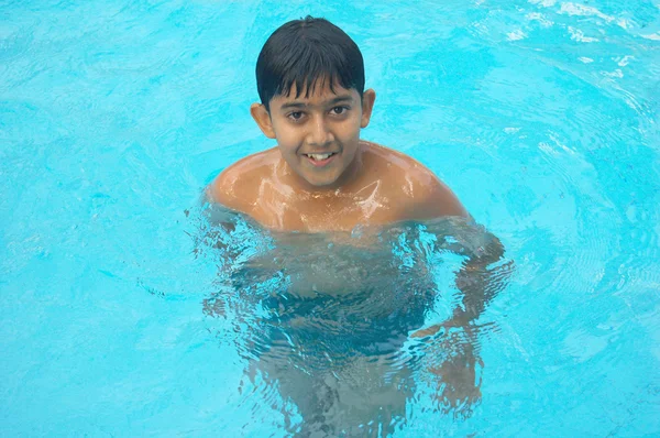 Αγόρι Στην Πισίνα — Φωτογραφία Αρχείου