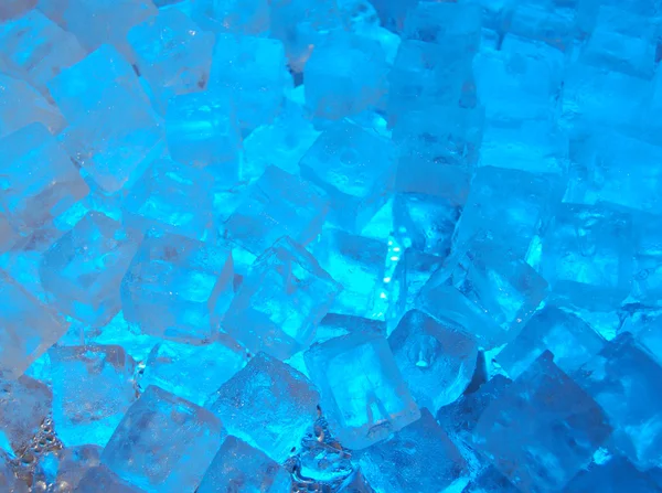 Синие кубики льда — стоковое фото