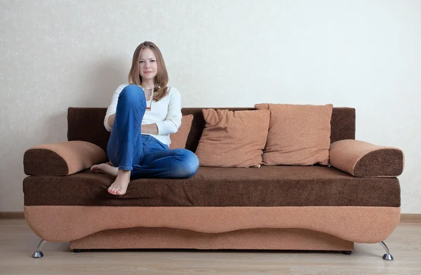 Mujer con portátil en el sofá —  Fotos de Stock