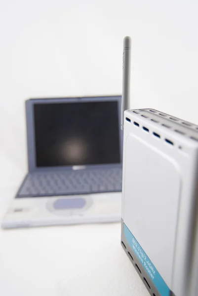 Silver Laptop e router wireless — Foto Stock