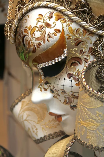 Maschera bianca di Venezia, con dipinti e cristalli Fotografia Stock