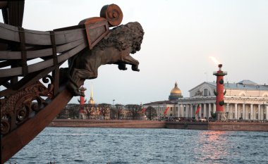 Bahar akşamı st. petersburg. ahşap gemilerin pruva fotoğrafı çekilen rakam.