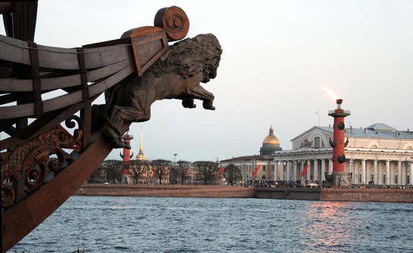 在圣彼得堡的春夜 在船头的木帆船拍摄的图 — 图库照片