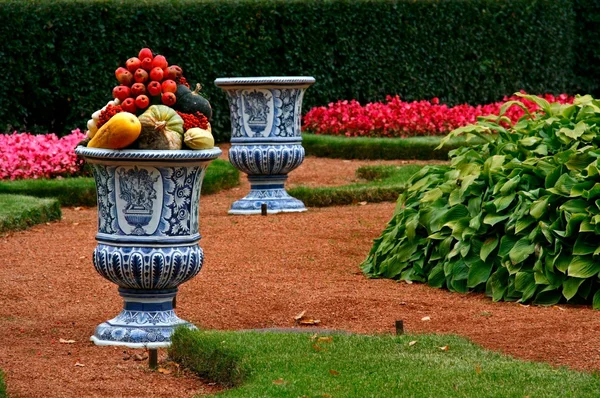 在公园里装饰的花瓶与蔬菜的照片 图库图片