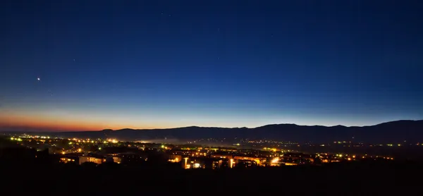 bir küçük gece şehri, Dağları yakın yerde.