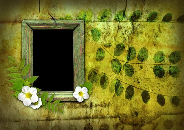 Oude Houten Frame Genageld Aan Groene Muur Met Bloemen Aardbeien — Stockfoto