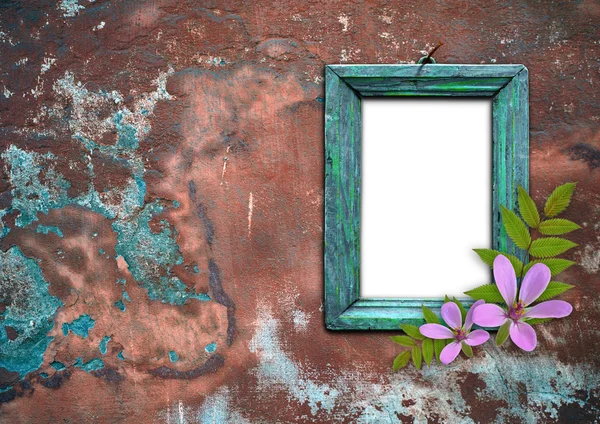 Παλιό Ξύλινο Πλαίσιο Καρφωμένο Στον Τοίχο Ιώδη Λουλούδια — Φωτογραφία Αρχείου