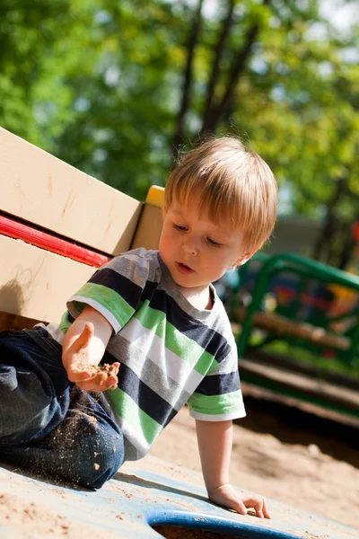 Мальчик 2 года на детской площадке — стоковое фото