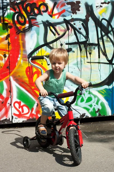 Çocuk bisiklete biniyor — Stok fotoğraf