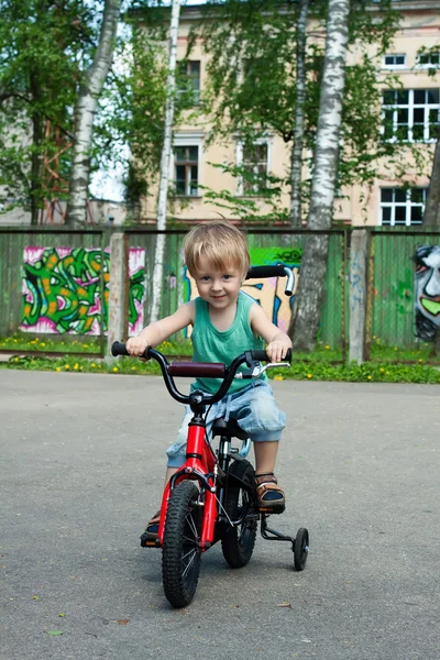 Çocuk bisiklete biniyor — Stok fotoğraf