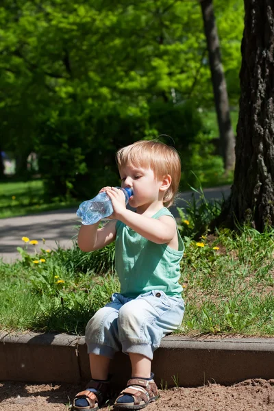 Durstiger Junge trinkt Wasser im Freien — Stockfoto