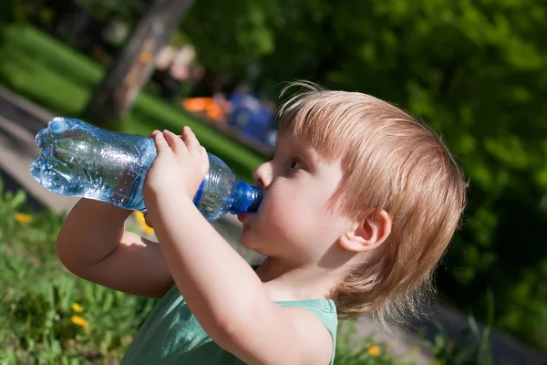 susuz çocuk içme suyu açık havada