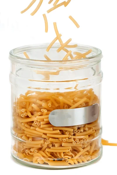 Italiaanse pasta gaan in een glazen pot — Stockfoto