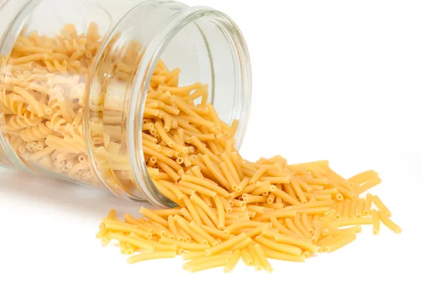 Italiaans geassorteerde pasta gaan uit een glazen pot — Stockfoto