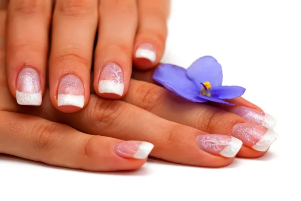Blume, Nägel und weibliche Finger — Stockfoto
