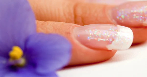 French manicure en bloem (macro) — Stockfoto