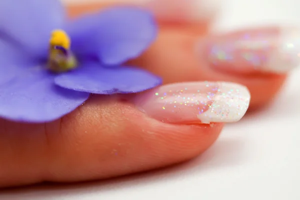 Handen met Franse manicure (macro) — Stockfoto