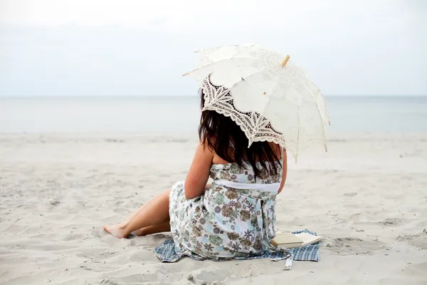해변에서 행복 한 여자 — 스톡 사진