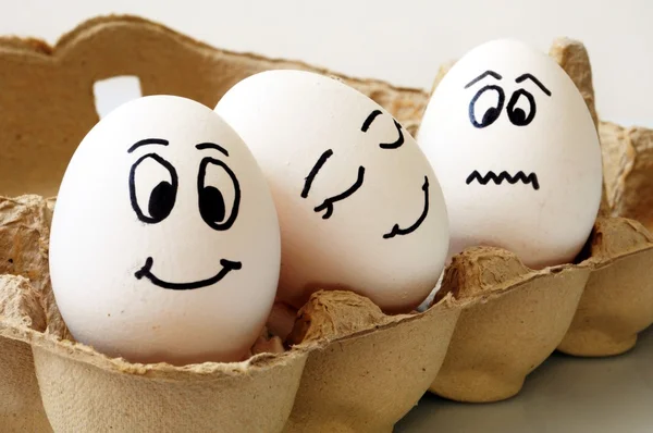 Улыбающиеся яйца — стоковое фото