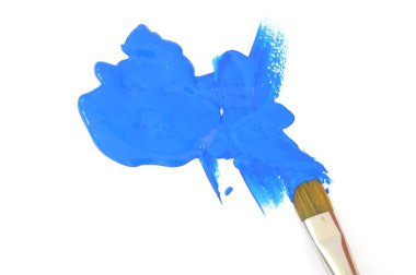 Beyaz arka plan üzerinde izole mavi renk ve sanatçı fırça