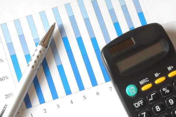 Gráfico con calculadora y pluma — Foto de Stock