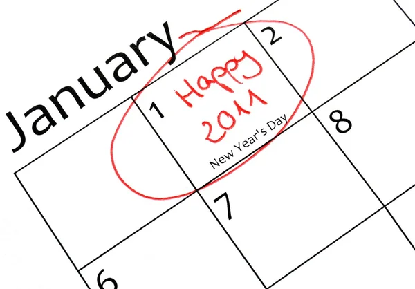 新しい年の決議をカレンダーに赤ペンで書く — ストック写真