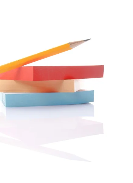 Papierstapel Mit Bleistift Isoliert Auf Weißem Hintergrund — Stockfoto