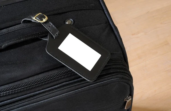 黒のスーツケースで黒い革ラベル — ストック写真