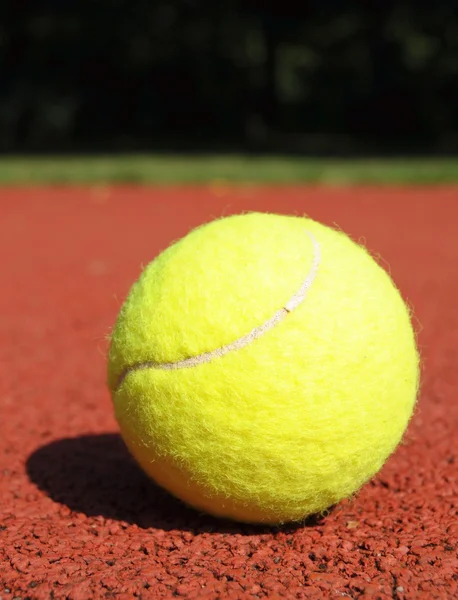 Tennispallo tenniskentällä — kuvapankkivalokuva