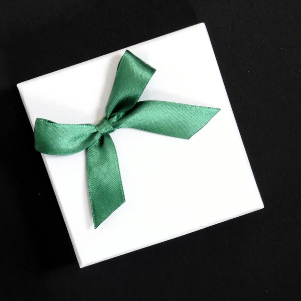 Cadeau blanc avec ruban vert — Photo