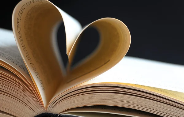 Páginas de um livro curvado em um coração — Fotografia de Stock