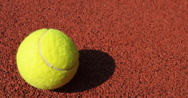 Balle de tennis sur un court de tennis — Photo