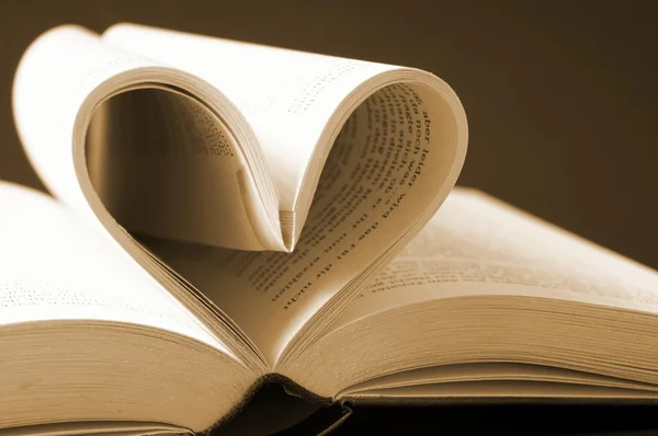 Corazón hecho con páginas de libros —  Fotos de Stock