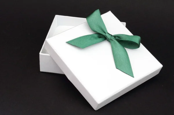 Белый подарок с зеленой лентой — стоковое фото