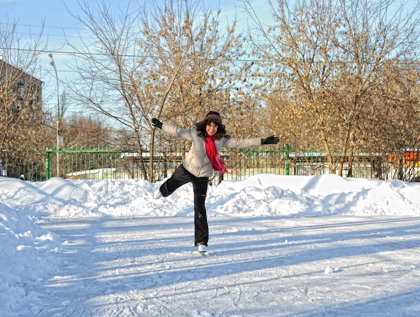 Дівчина на зимовому ковзанці — стокове фото