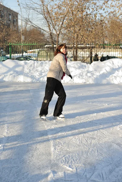 Κορίτσι χειμώνα παγοδρόμιο πατινάζ — Φωτογραφία Αρχείου