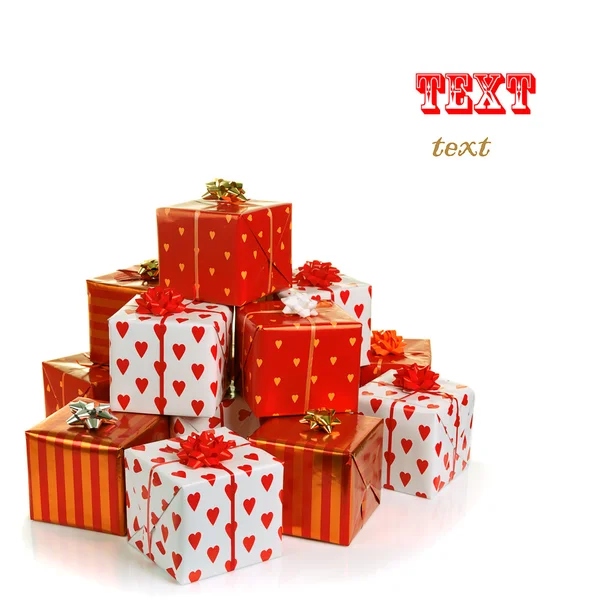 Kırmızı hediye kutuları yığını — Stok fotoğraf