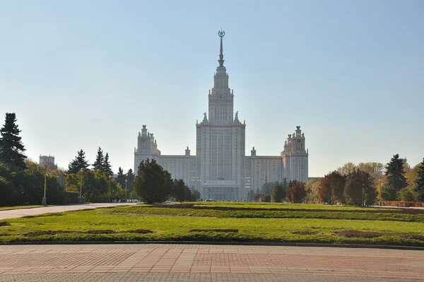 Openbare tuin voor Staatsuniversiteit van Moskou — Stockfoto
