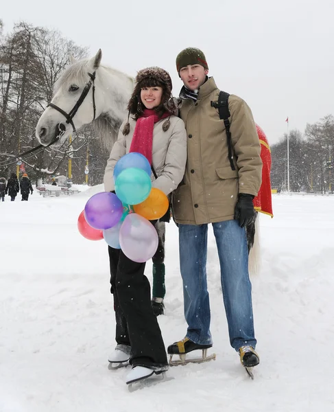 Jovem casal no parque de inverno — Fotografia de Stock