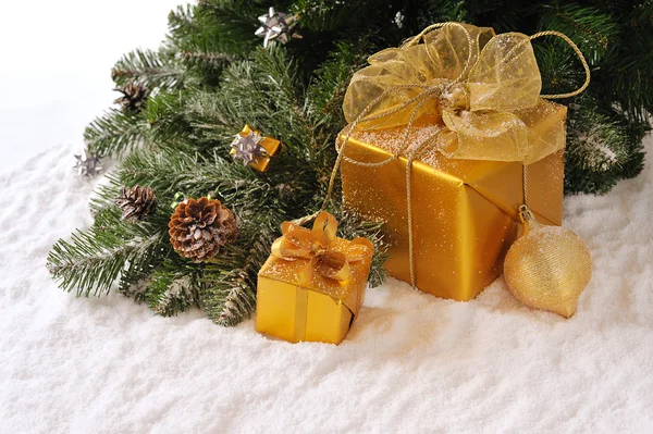 Presentes de Natal dourado — Fotografia de Stock
