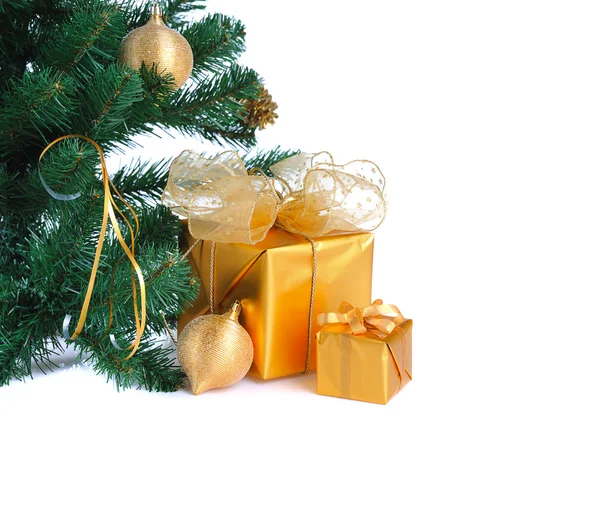 黄金のクリスマスのギフト — ストック写真