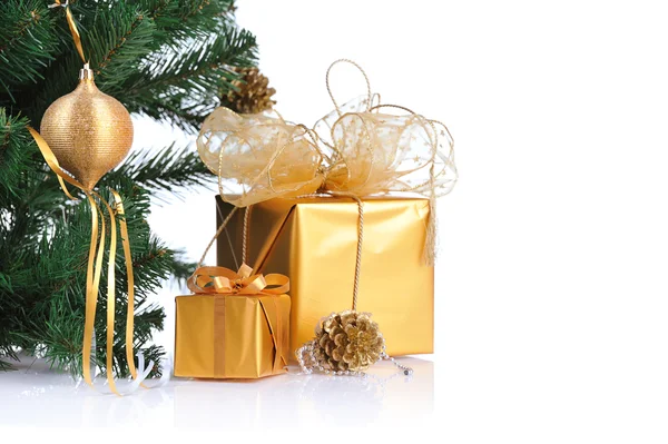 Gouden Kerstcadeaus — Stockfoto