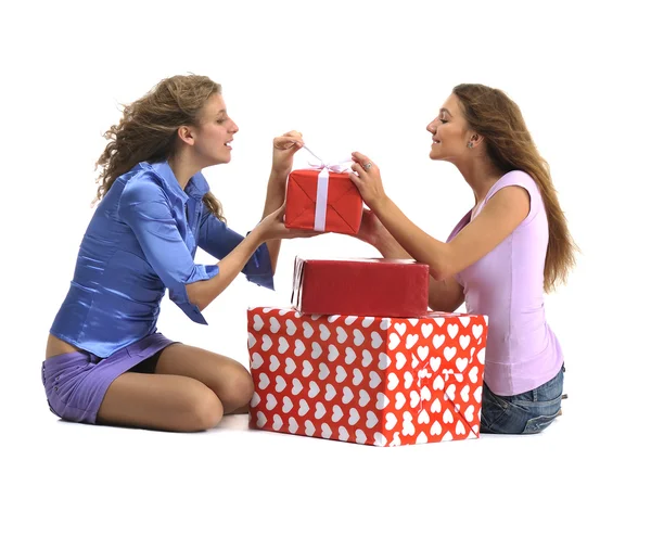 Raparigas atraentes com caixas de presente — Fotografia de Stock