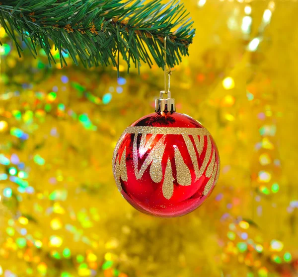 Röd boll på jul ljus bakgrund — Stockfoto