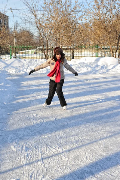Fille sur patinoire d'hiver — Photo