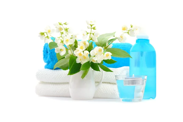 Stapel Handtücher mit weißer Lilie — Stockfoto