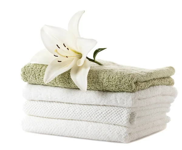Stack av handdukar med vit Lilja — Stockfoto