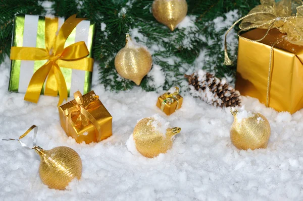 Gouden Kerstmis op sneeuw — Stockfoto
