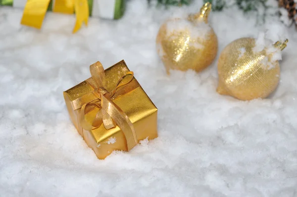 Золотое Рождество на снегу — стоковое фото